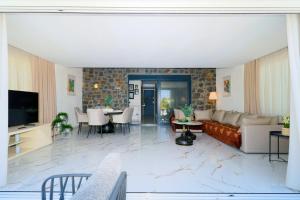 Φωτογραφία από το άλμπουμ του Glaroi 2 στο Πευκοχώρι +53 φωτογραφίες