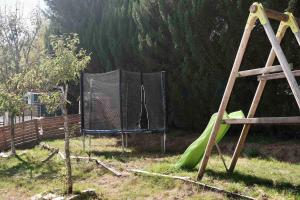 Ο χώρος παιχνιδιού για παιδιά στο La Villa Tome , Appartement dans maison individuelle, piscine