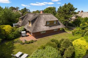 an overhead view of a house with a thatched roof at Avenarius Hüs in Kampen