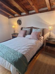 Una cama o camas en una habitación de The Casona del Pirón