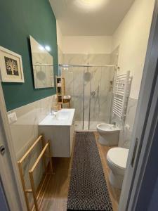 a bathroom with a toilet and a sink and a shower at Casa Gottardo - Tranquillità a due passi dal centro in Monza