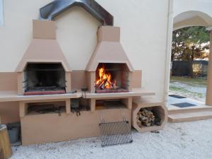 Ein für Gäste verfügbarer Grill in der Pension