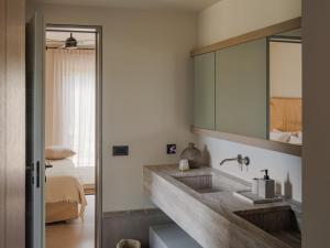 Katil atau katil-katil dalam bilik di Beachfront Villa Oneiro with Sea Views +36 gambar