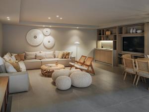 Televisyen dan/atau pusat hiburan di Beachfront Villa Oneiro with Sea Views