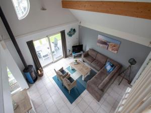 een bovenaanzicht van een woonkamer met een bank en een tafel bij Holiday Home by Beach in Ooghduyne in Julianadorp