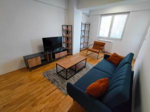 Televízia a/alebo spoločenská miestnosť v ubytovaní DB Apartment
