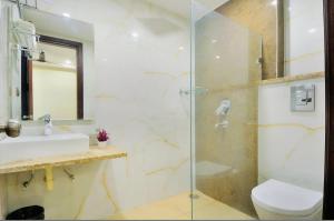 Koupelna v ubytování Hotel Delhi fab' Near Rk ashram Metro'5mins distance New Delhi Railway Station'Trinetra Hotels Group