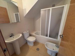 a bathroom with a toilet and a sink at Condado de Alhama Jardin 4 SV86 in Alhama de Murcia