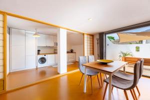 a kitchen and dining room with a table and chairs at Casa Azahar Playa Cabo De Gata in Níjar