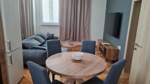 a living room with a table and chairs and a couch at Batea 2 in Seline