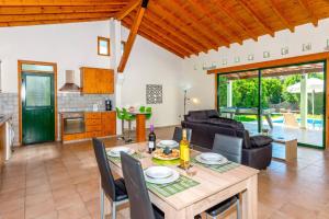 Khu vực ghế ngồi tại Villa Iriss by Villa Plus