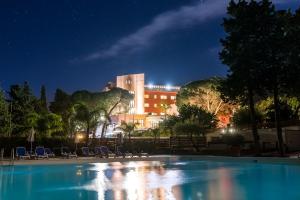 Бассейн в Hotel Kalura или поблизости