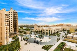 Nespecifikovaný výhled na destinaci Dubaj nebo výhled na město při pohledu z apartmánu