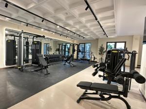 Fitness centrum a/nebo fitness zařízení v ubytování FIRST CLASS 1BR Classic Luxe Getaway