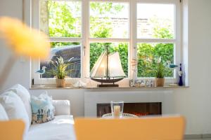 un soggiorno con un divano e una finestra di Leuchtturm a Stakendorfer Strand