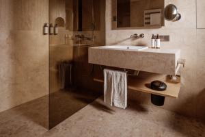 une salle de bain avec un lavabo et une douche dans l'établissement Hotel Auerhahn, à Schluchsee