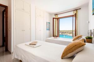 Postel nebo postele na pokoji v ubytování Villa Vista Alegre - Cala Galdana + 37 fotografií