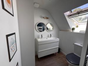 Koupelna v ubytování Maison au coeur du port de Sauzon + 13 fotografií