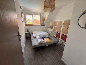 Postel nebo postele na pokoji v ubytování Maison au coeur du port de Sauzon