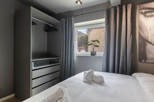 Postel nebo postele na pokoji v ubytování King bed - Free parking - Renovated June 2025