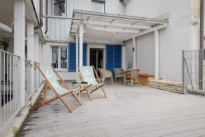 a group of chairs and tables on a patio at Boardinghouse siebzehn82 in Endingen