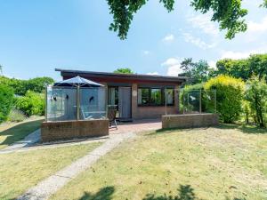 Κήπος έξω από το Bungalow in Callantsoog near Sandy Beach