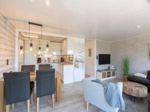 Η κουζίνα ή μικρή κουζίνα στο Bungalow in Callantsoog near Sandy Beach +16 φωτογραφίες