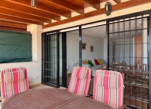 ein Esszimmer mit einem Tisch und zwei Stühlen in der Unterkunft Paraíso a Orillas del Mar Mediterráneo 40 in Villajoyosa