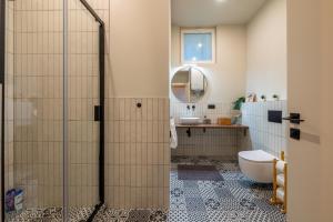 Koupelna v ubytování Budapest Central Artpark Suites + 20 fotografií