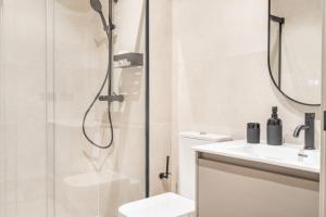 Kúpeľňa v ubytovaní Modern with swimming pool- 2Bd 2Bth- Triana