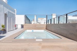 Bazén v ubytovaní Modern with swimming pool- 2Bd 2Bth- Triana alebo v jeho blízkosti