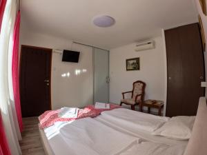Rúm í herbergi á Guest House Ćiro