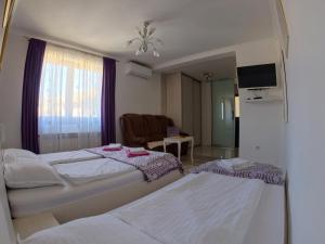 Rúm í herbergi á Guest House Ćiro
