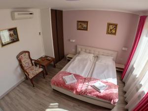 Rúm í herbergi á Guest House Ćiro