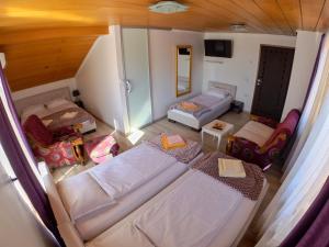 Rúm í herbergi á Guest House Ćiro