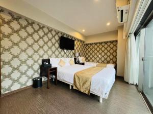TV a/nebo společenská místnost v ubytování Le Tour Hotel Akihabara Ekimae 楽途ホテル秋葉原駅前店