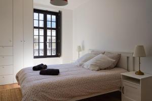 una camera da letto con un letto con due asciugamani neri di T3 cœur de ville avec climatisation a Brive-la-Gaillarde