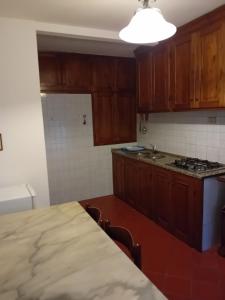 una cucina con mobili in legno e un piano di lavoro di Il Pianello di Badia Prataglia a Badia Prataglia