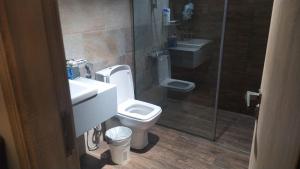 Bilik mandi di Private One bedroom and a Hall