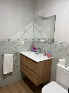 łazienka z umywalką, lustrem i toaletą w obiekcie APARTAMENTO LA PERLA w mieście Portonovo +10 zdjęć