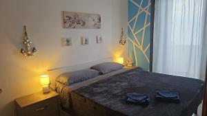 A bed or beds in a room at Casa Cobalto - Lascio tutto vivo a Copanello