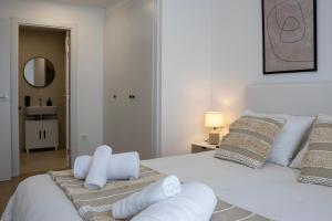 Ένα ή περισσότερα κρεβάτια σε δωμάτιο στο NEW! Luxury 3BR apartment with POOL & FREE parking