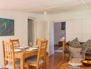 ein Esszimmer und ein Wohnzimmer mit Tisch und Stühlen in der Unterkunft Forest Haven in Harare