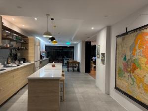 Кухня або міні-кухня у Yoshi Hotel Xinmei Street