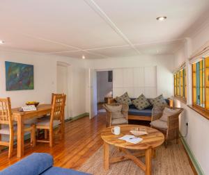 ein Wohnzimmer mit Sofa und Tisch in der Unterkunft Forest Haven in Harare