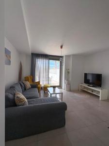TV a/nebo společenská místnost v ubytování Apartamento en primera línea de playa, con piscina y garaje en Torrox Costa