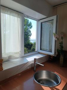 een badkamer met een wastafel en een groot raam bij La Ria - by Wehomes - Mogro River in Miengo +21 foto's