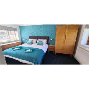 Кровать или кровати в номере Portreath House, Luxury, Private Hot tub, 3 Bedrooms, free Parking & short walk to Surf Beach