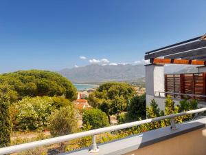 une vue depuis le balcon d'une maison dans l'établissement appartement Calvi, à Calvi