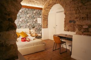 a bedroom with a bed and a desk in a room at La Dimora del Generale in Pizzo